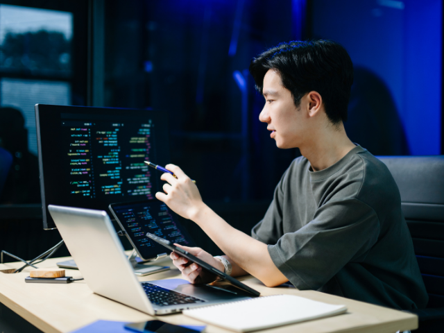 開発作業に集中するエンジニア（事例③イメージ）